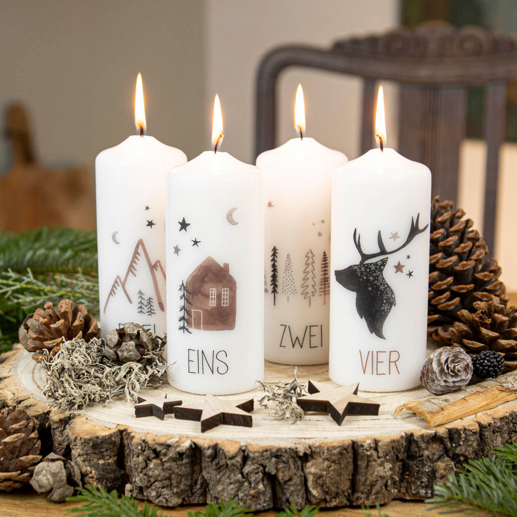 Adventskerzen mit Zahlen für den Advent - moderne Kerzen mit weihnachtslichen Motiven