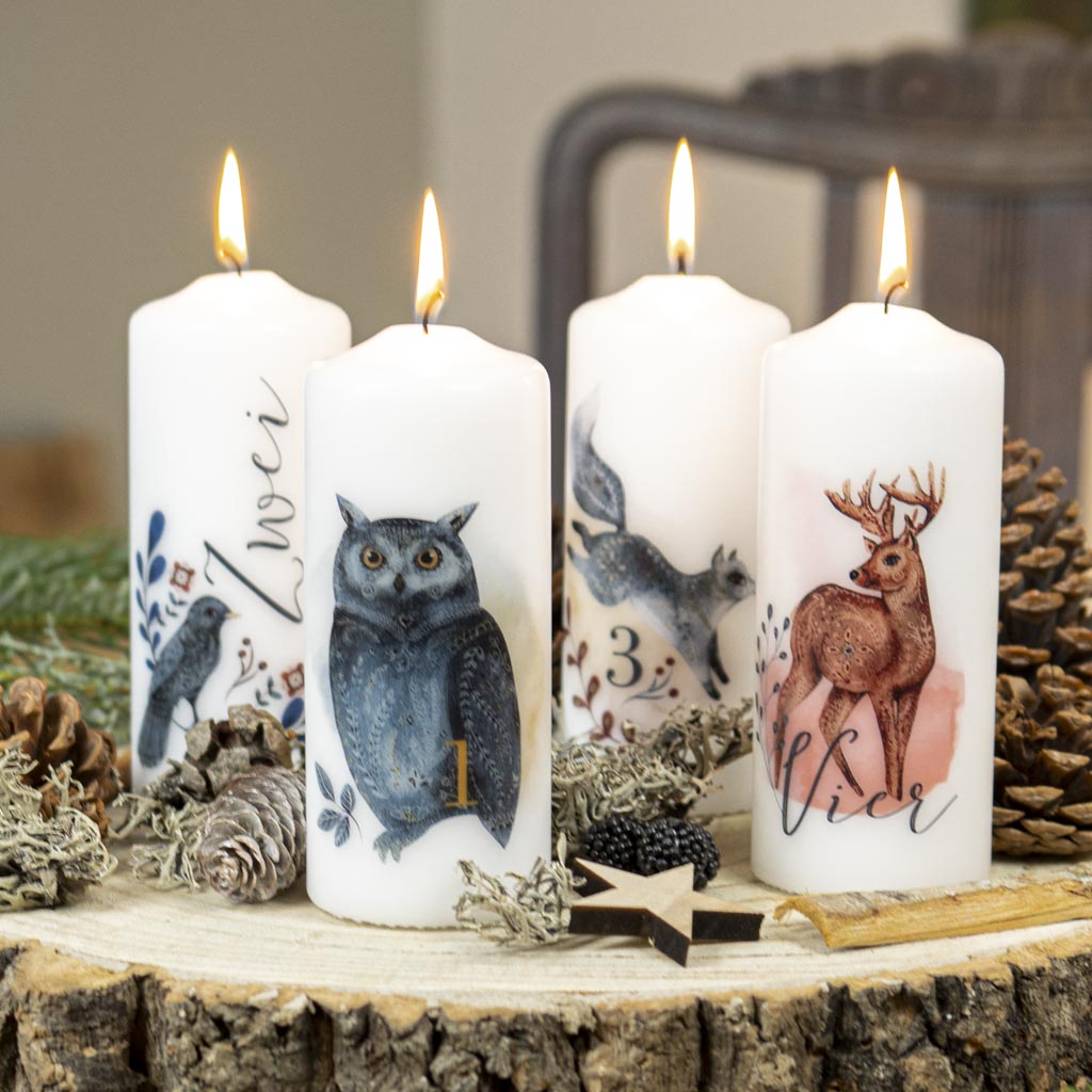 Adventskerzen mit Zahlen Wintertiere weihnachtlich dekoriert