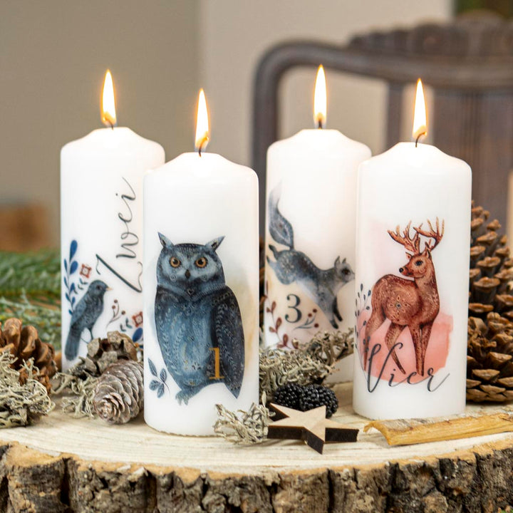 Adventskerzen mit Zahlen Wintertiere weihnachtlich dekoriert