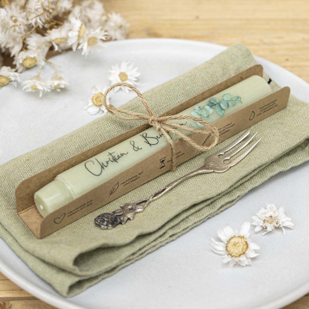 Kerze als Gastgeschenk mit Dekoration