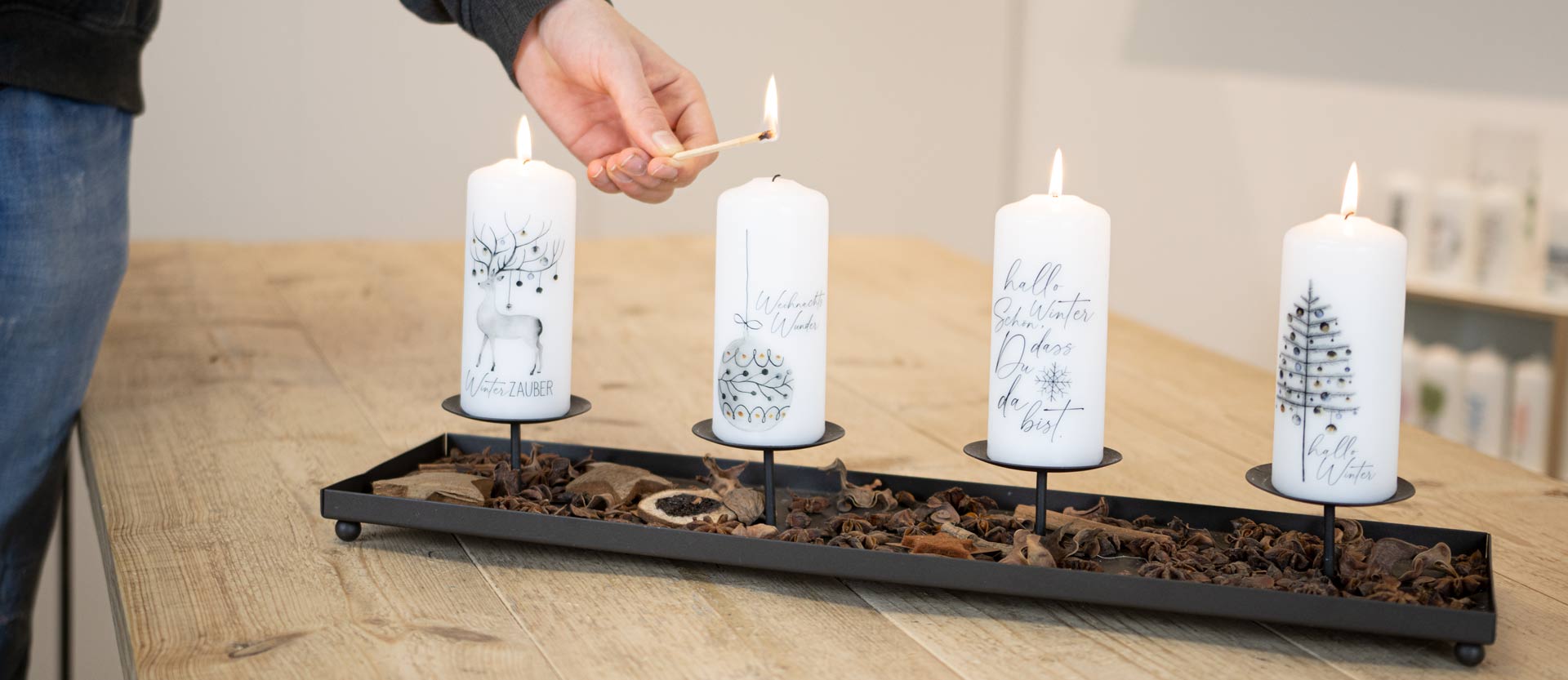 Dekorierter Adventskranz mit 4 bedruckten Kerzen zum Motto Winterzauber