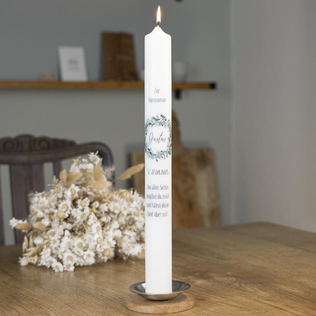 Schmale Kommunionkerze mit einem Eukalyptus Kranz