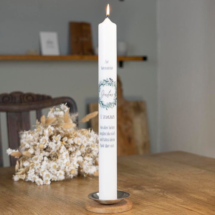 Schmale Kommunionkerze mit einem Eukalyptus Kranz