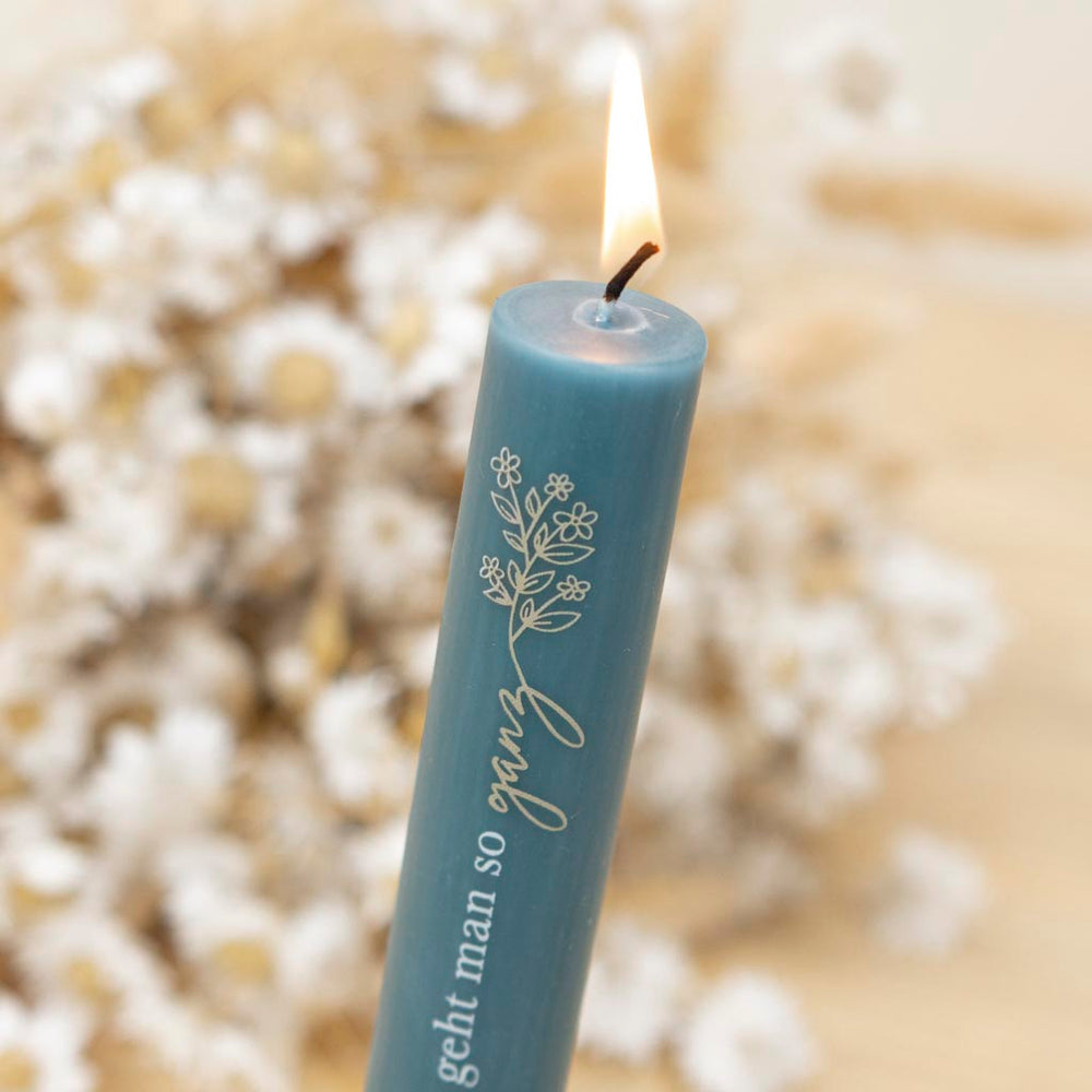 Stabkerze Trauer mit goldenen Blumen und einem schönen Spruch der tröstet