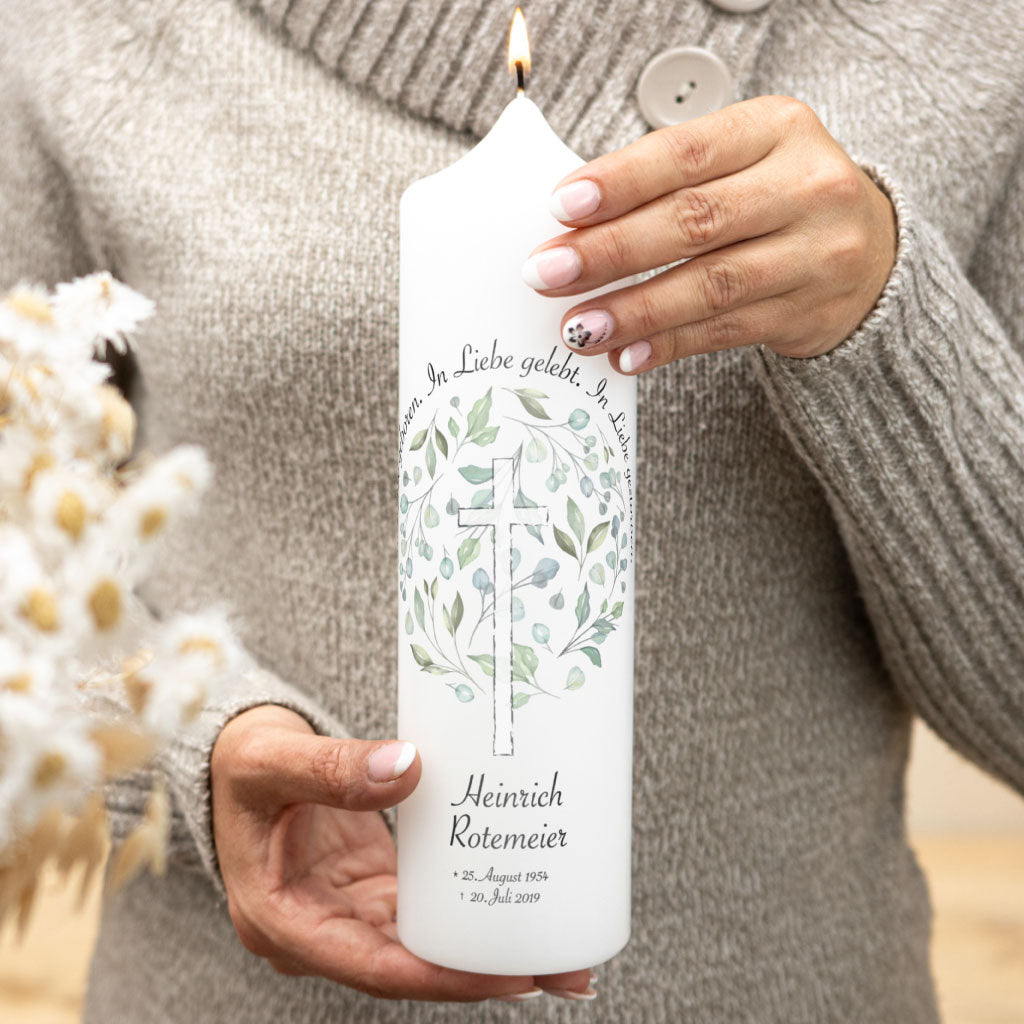Trauerkerze Blätter und Kreuz mit Spruch, Namen und Daten als Gedenkkerze