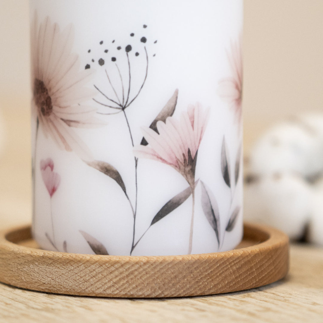 Taufkerze mit umlaufender Wildblumenwiese als Detailaufnahme