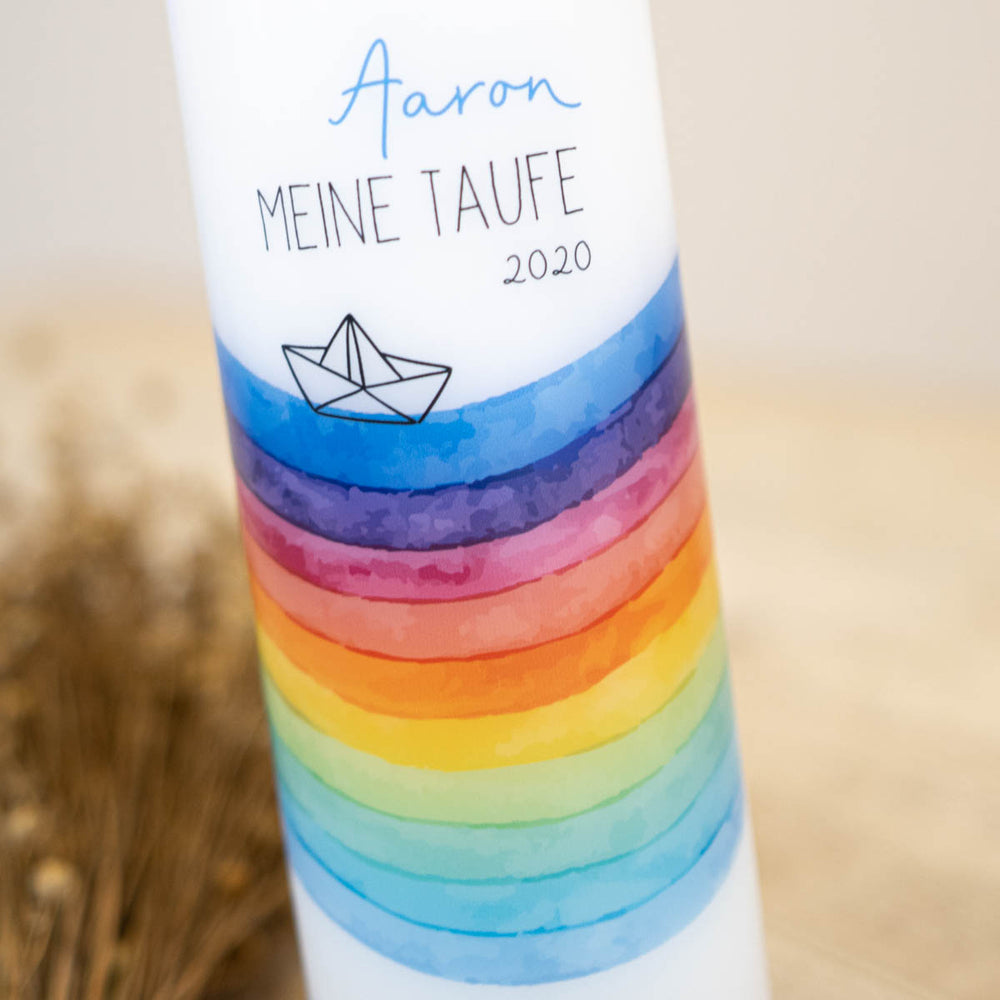 Taufkerze Regenbogen mit einem Boot als Detailaufnahme
