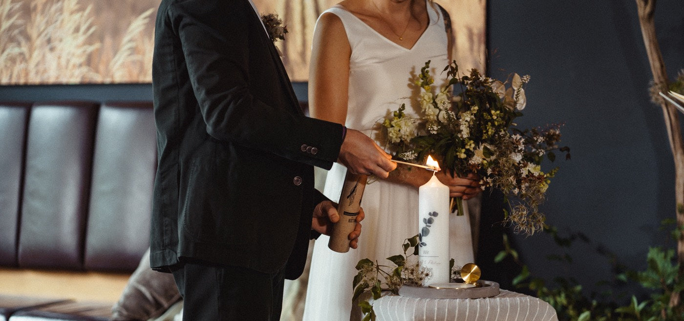 Brautpaar zündet Hochzeitskerze an