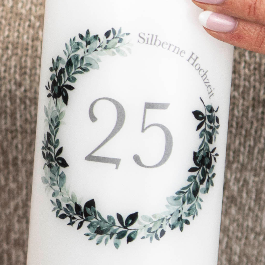 Kerze Silberhochzeit Eukalyptus Kranz und einer 25 als Motiv
