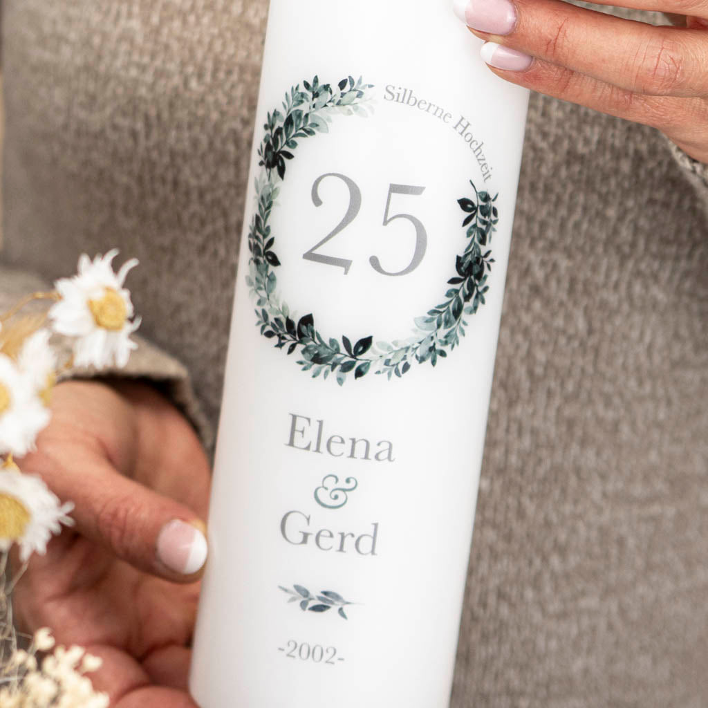 Kerze zur Silberhochzeit mit Namen und Eukalyptuskranz in Silber