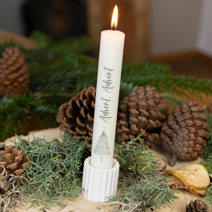 Stabkerze Advent mit winterlicher Dekoration und Stabkerzenhalter geriffelt