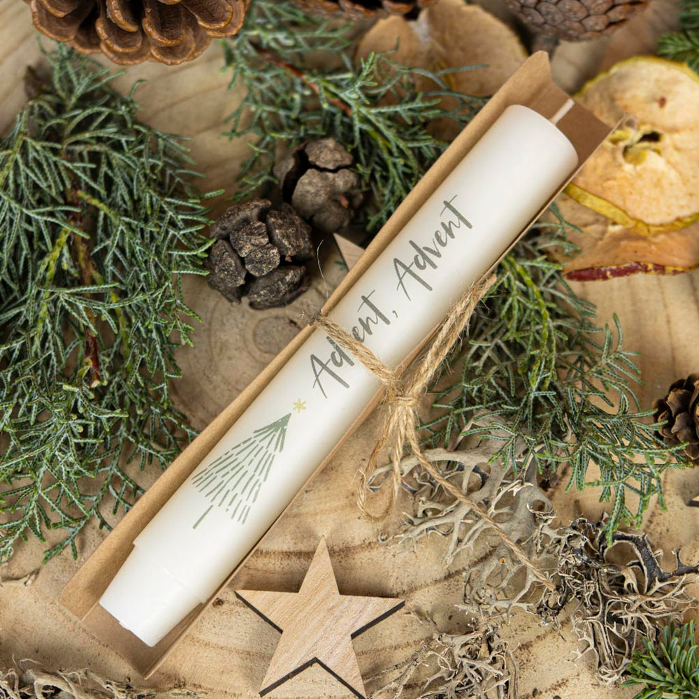 Stabkerze Advent mit Geschenkverpackung aus Karton in winterlichter Dekoration