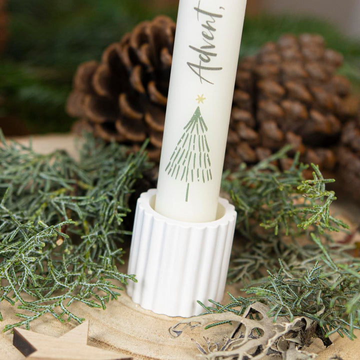 Stabkerze Tannenbaum mit dem Schriftzug Advent, advent