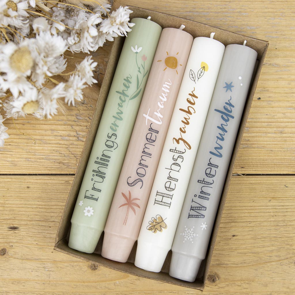 Bunte Stabkerzen im 4er-Set mit Motiven