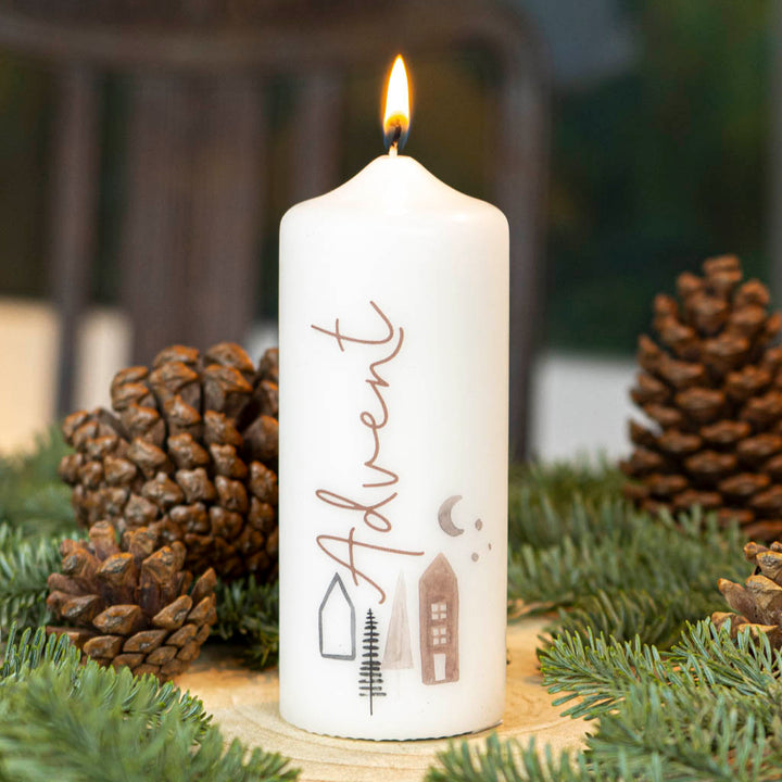 moderne Adventskerze mit Häusern und Bäumen