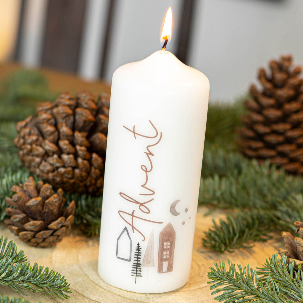 Adventskerze mit dem Schriftzug Advent in modernen Farben