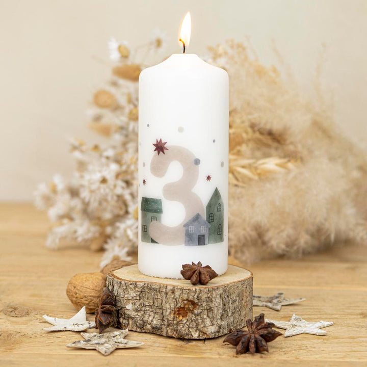 Adventskerzen mit bunten Häusern und Sternen mit der Zahl 3 für den Advent