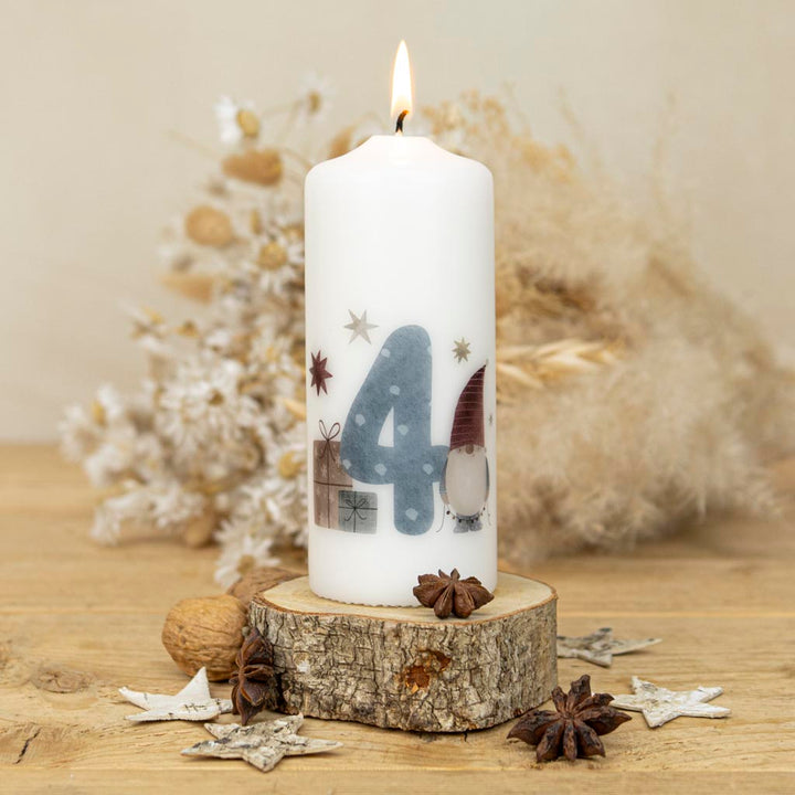 Adventskerze mit Wichtel der eine Lichterkette hält. Neben der Zahl vier findet man Geschenke und Sterne