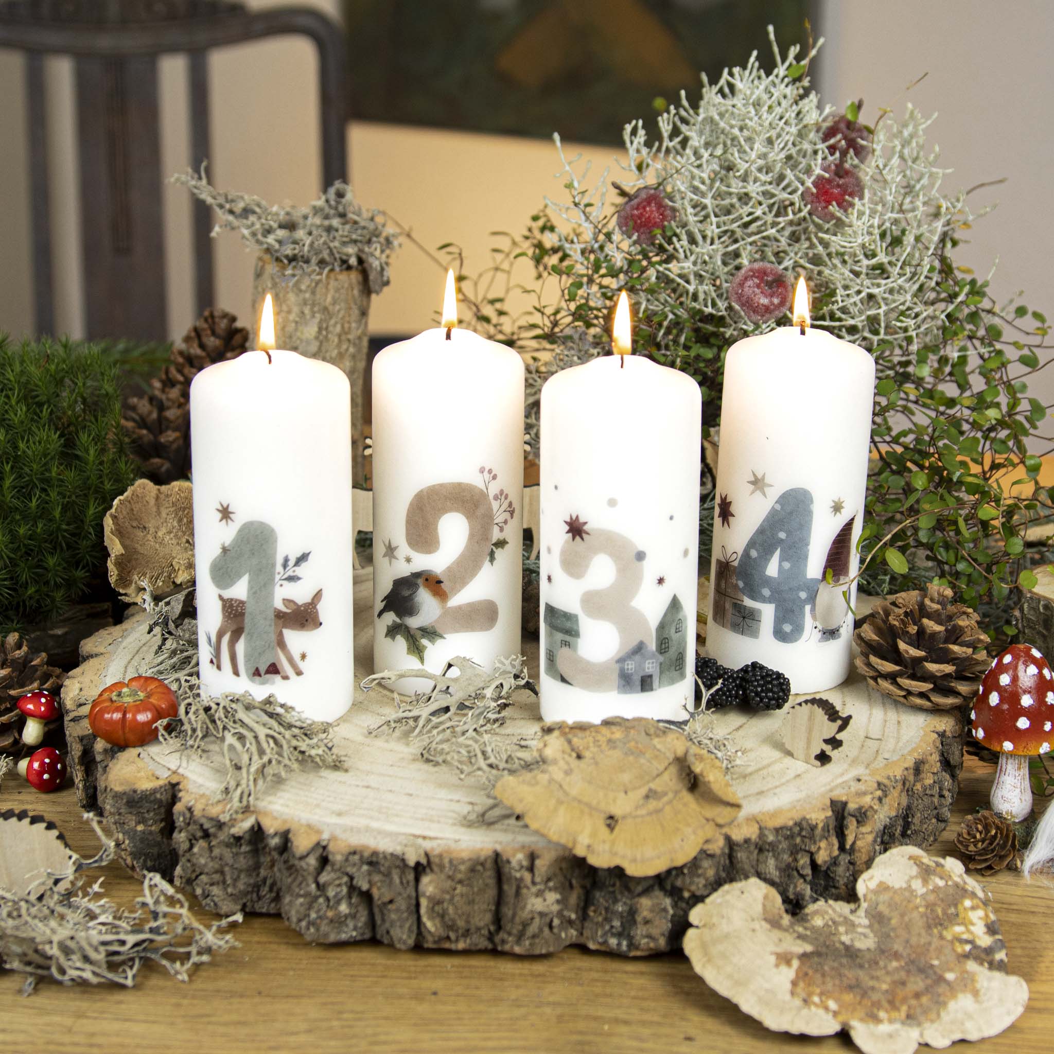 Adventskerzen mit Zahlen Set Märchenstunde mit Reh, Rotkehlchen, Häuschen und Wichtel
