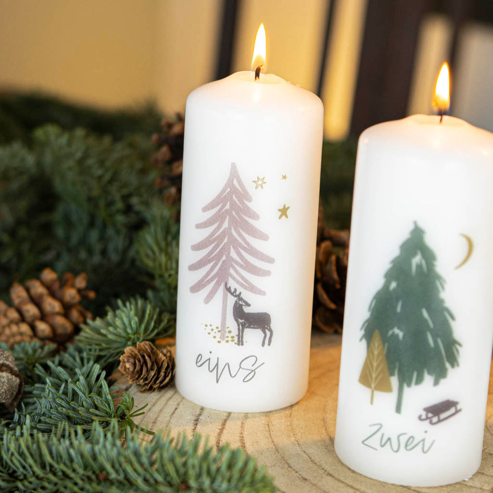 Adventskerzen Winterwald Eins mit Hirsch und Baum