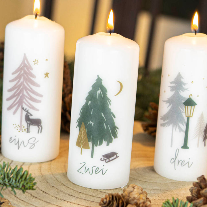 Adventskerzen Winterwald Zwei mit Schlitten und Bäumen
