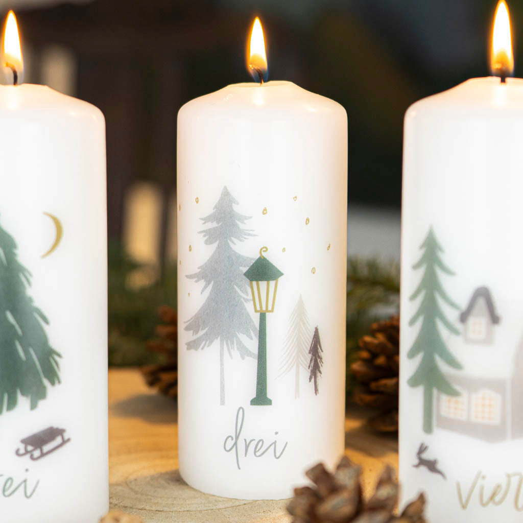 Adventskerzen mit Zahlen Winterwald mit Laterne und Schnee