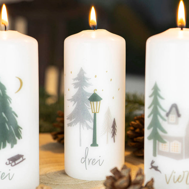 Adventskerzen mit Zahlen Winterwald mit Laterne und Schnee
