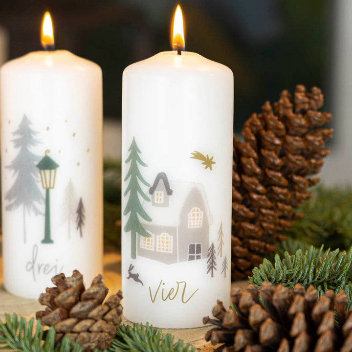 Adventskerzen mit Zahlen mit Haus um Wald und Stern