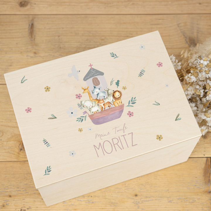 Zeitlose Holz-Erinnerungsbox zur Taufe, perfekt für wertvolle Erinnerungsstücke.