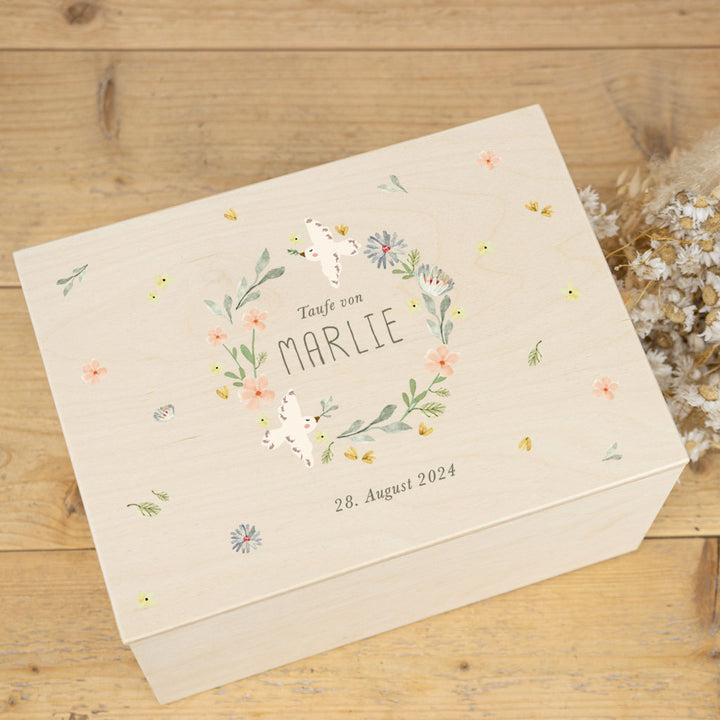 Erinnerungsbox aus Birke mit Blumenkranz-Motiv, handgefertigt von den Werkstätten Karthaus.
