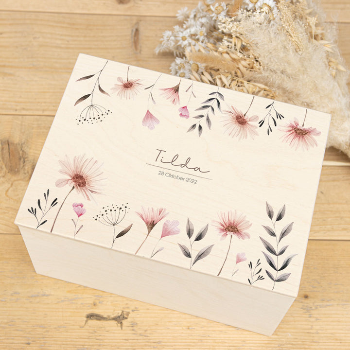 Detailaufnahme einer Birkenholz-Erinnerungsbox mit Blumen-Motiv, handgefertigt von Karthaus.