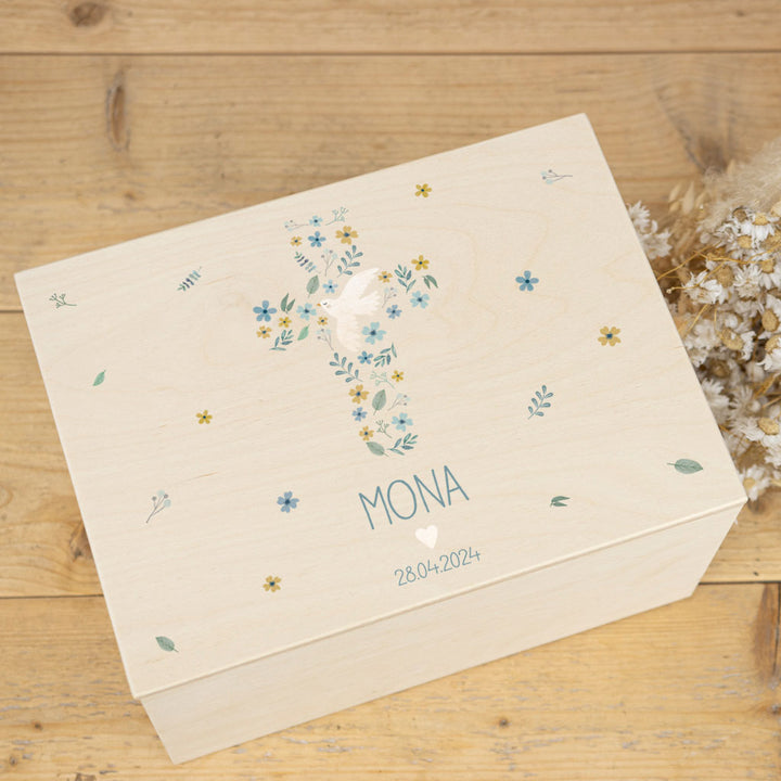 Elegante Erinnerungsbox aus Holz zur Taufe, ideal für Andenken und Geschenke.