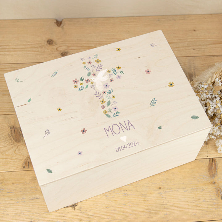 Hochwertige Tauf-Erinnerungsbox aus Holz mit Platz für besondere Erinnerungen.