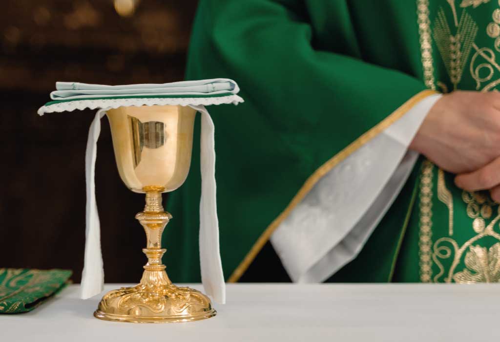 Erstkommunion Zeremonie - Pastor mit Kelch