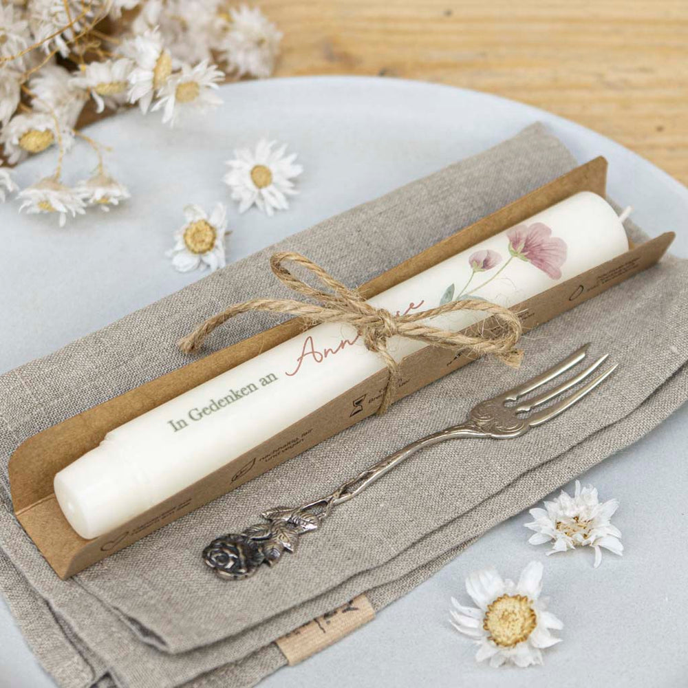 Gastgeschenk Kerze mit liebevoller Verpackung