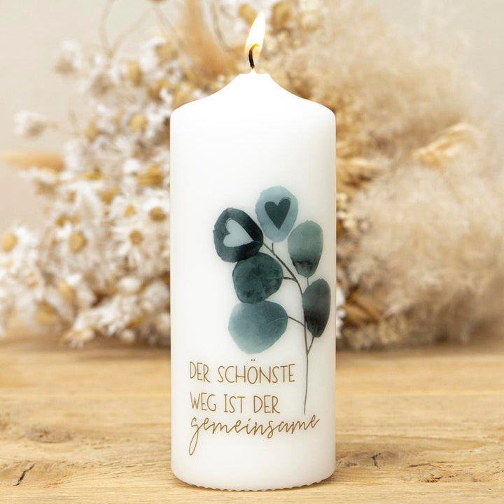 Hochzeitskerze als kleines Geschenk mit zwei Herzen und Eukalyptus 