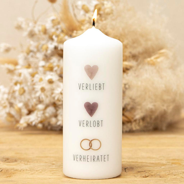 Geschenk zur Hochzeit als Kerze mit Herzen und Ringen als Symbole
