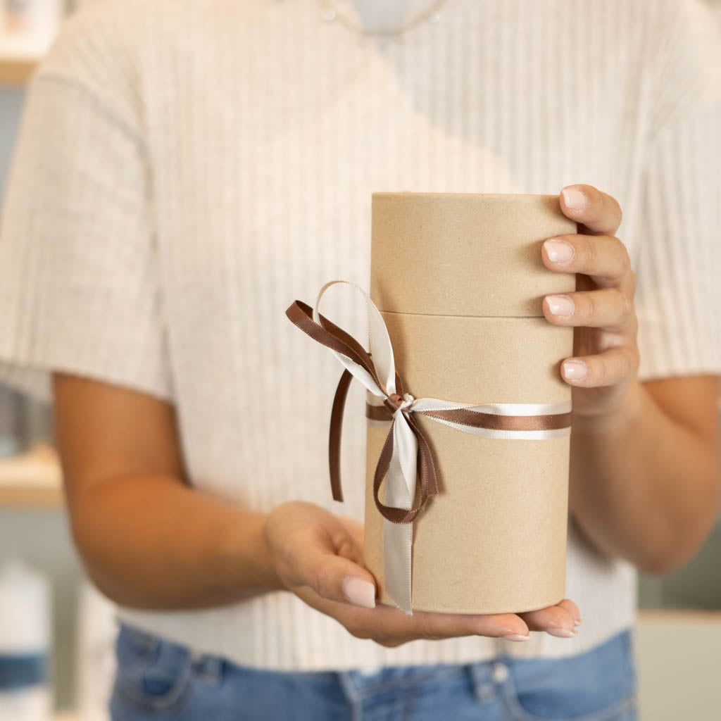 Geschenkbox mit einem Schleifenband als Deko