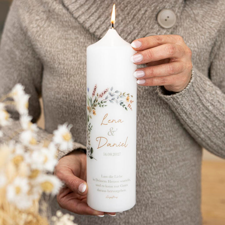 Hochzeitskerze Blumenkranz mit Namen, Datum und Spruch für die Trauung in Pastelltönen.