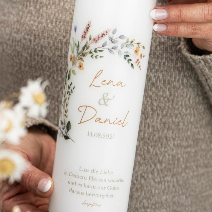 Kerze zur Hochzeit mit Blumen als Motiv in Pastelltönen, Namen, Datum und einem passenden Trauspruch