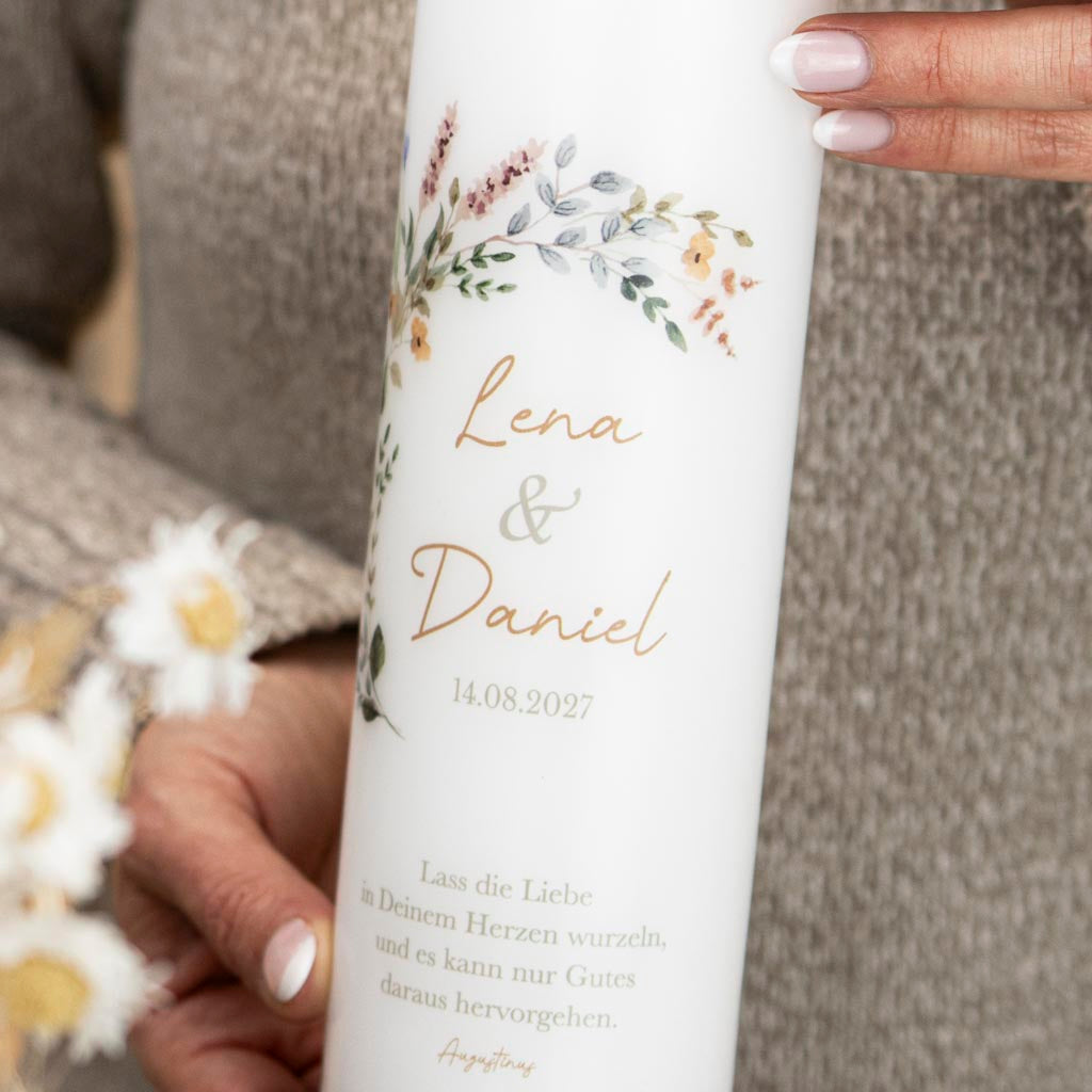 Hochzeitskerze modern mit Blumenkranz, Namen, Datum und einem passenden Spruch für die Hochzeit