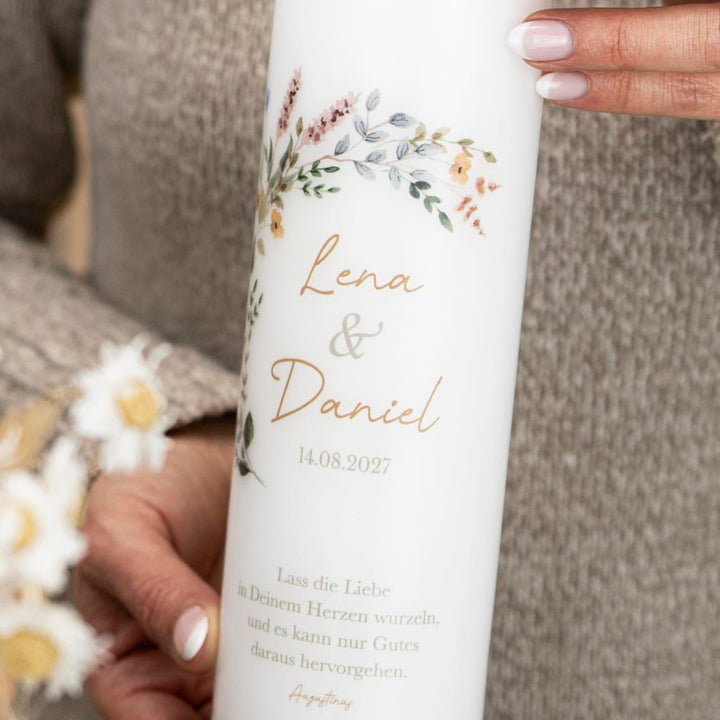 Hochzeitskerze modern mit Blumenkranz, Namen, Datum und einem passenden Spruch für die Hochzeit