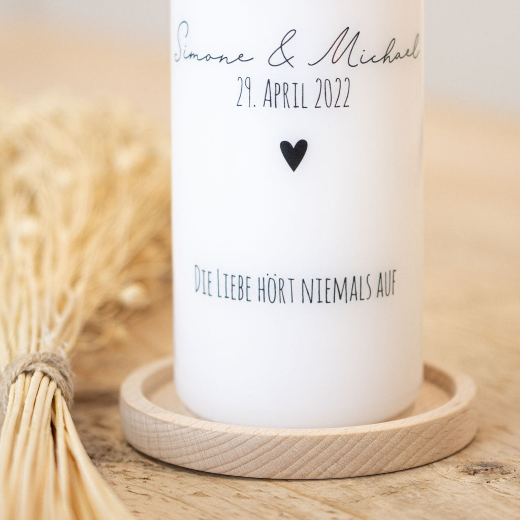 Traukerze mit dem Zitat - Die Liebe hört niemals auf!