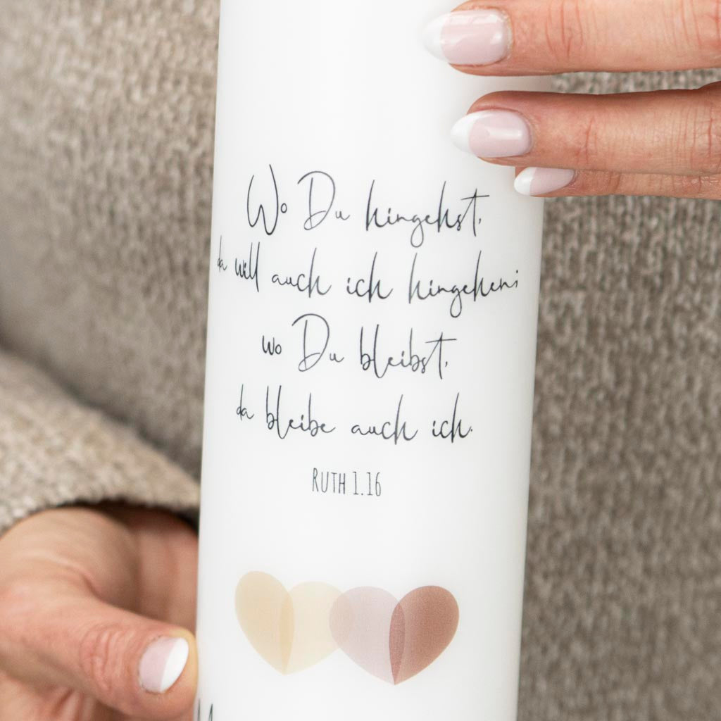 Hochzeitskerze mit Trauspruch Wo du hingehst da will auch ich hingehen mit Herzen in verschiedenen Farben als Symbol der Liebe.