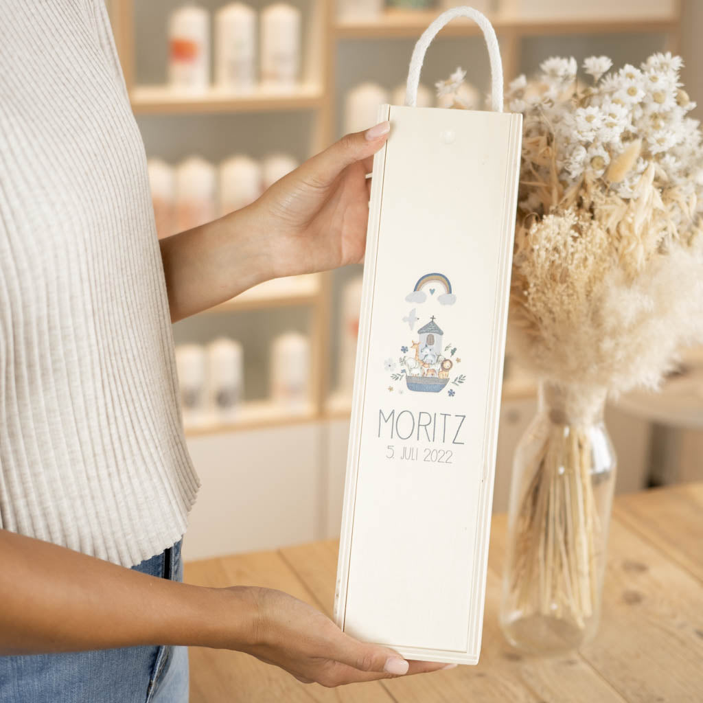 Frau hält die Holzbox mit dem Motiv Arche in der Hand