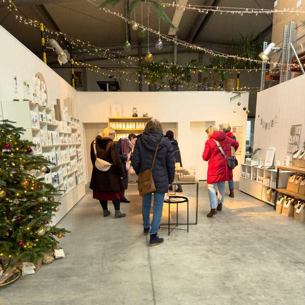 Einblicke in unseren Advents-Sale – Kunden entdecken unsere Adventskerzen
