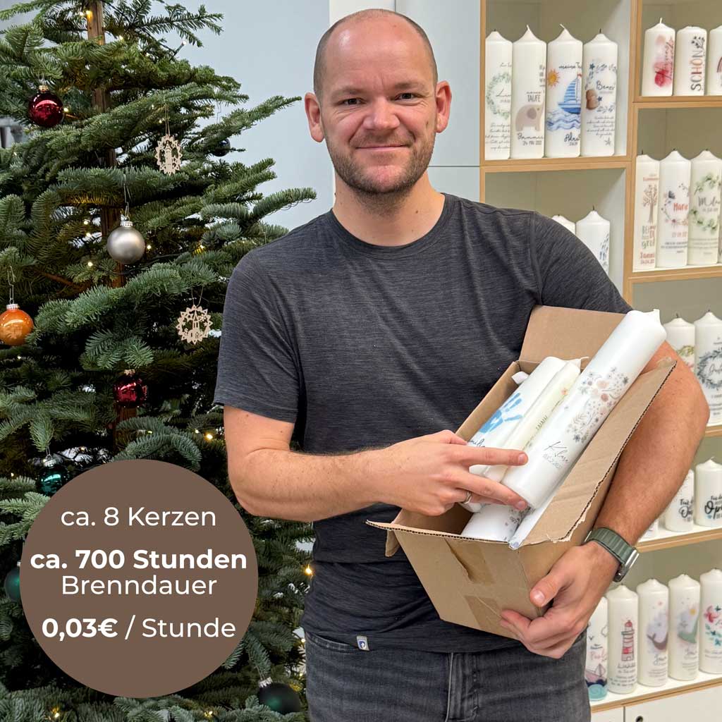 Kerzenonkel Christian hält eine Kiste mit Fehldruckkerzen in der Hand