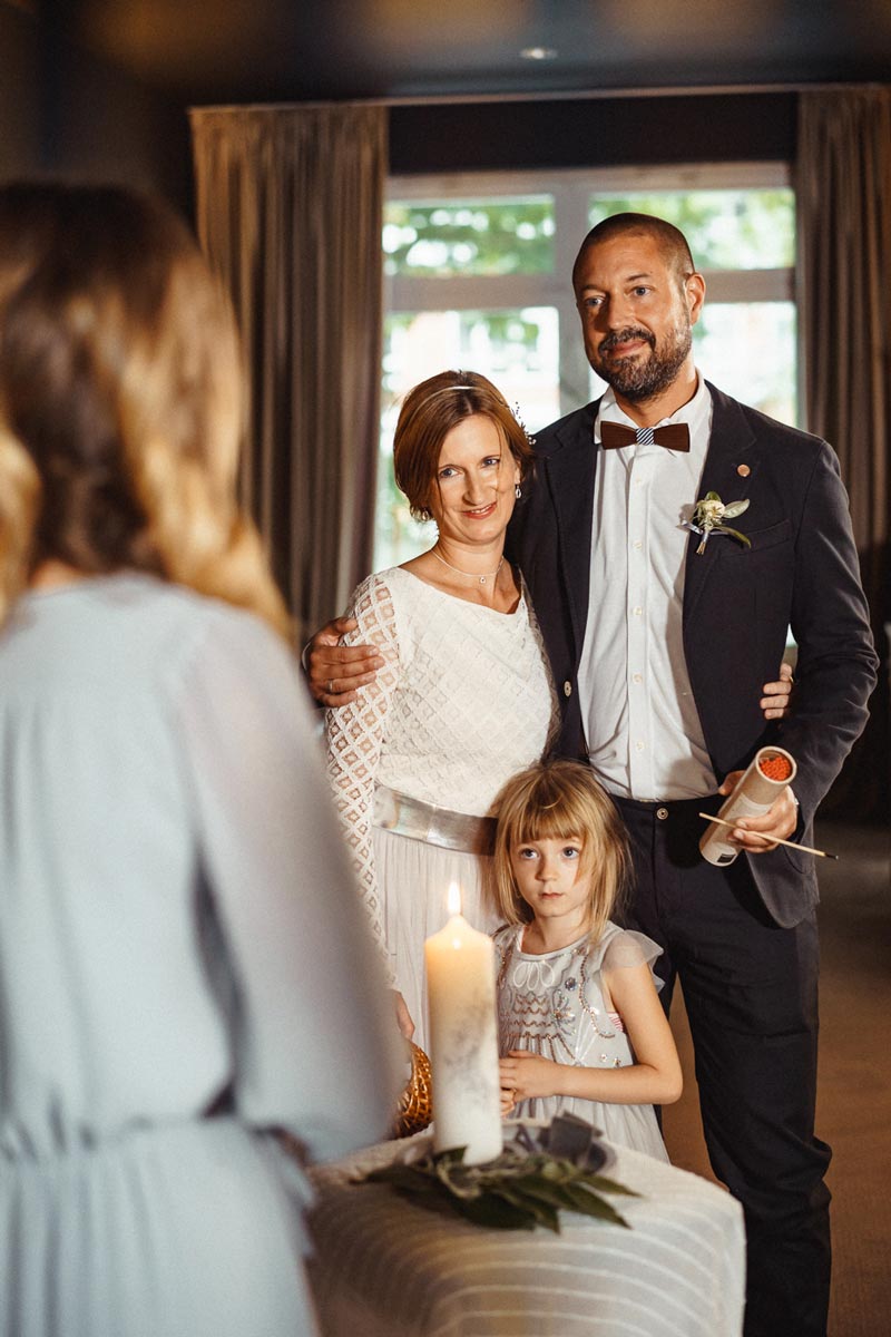 Freie Trauung Hochzeitspaar mit Kind