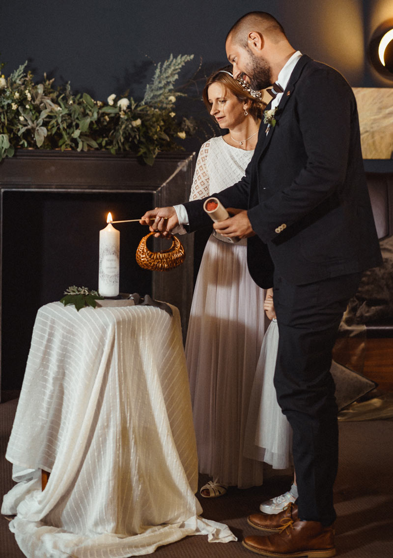 Paar entzündet gemeinsam eine Hochzeitskerze