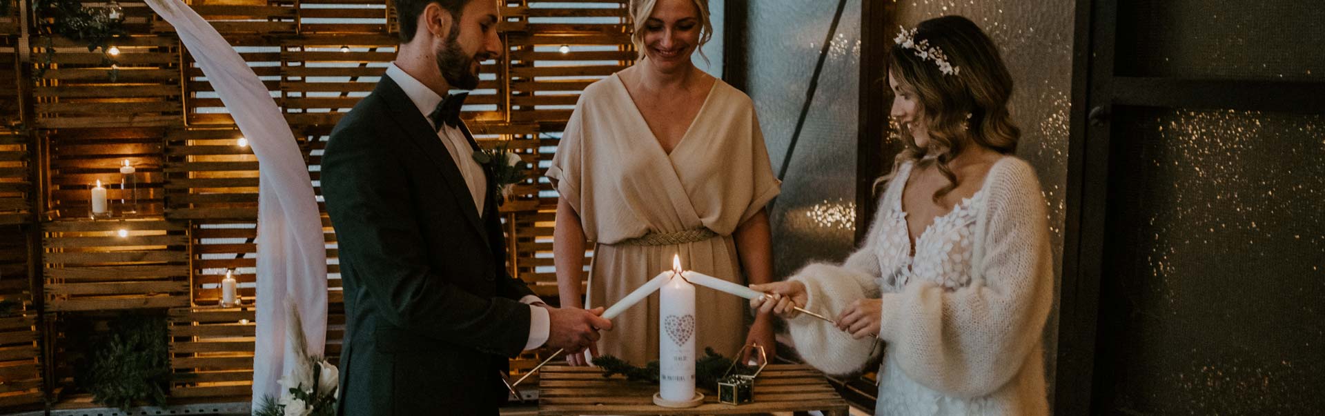 Brautpaar zündet beim Kerzenritual die Hochzeitskerze an